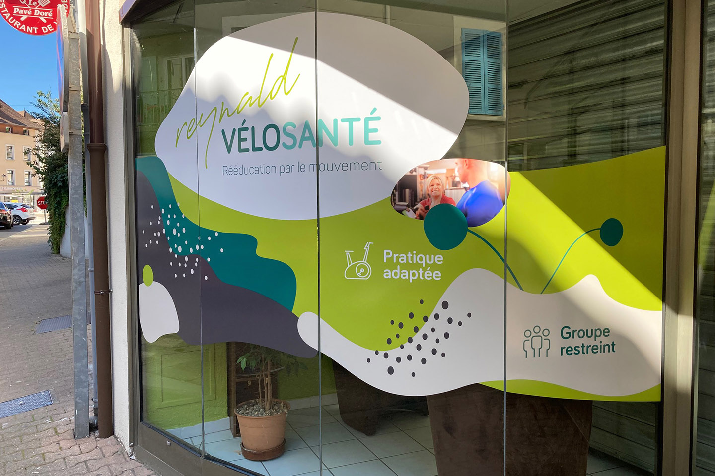 commerce-vitrine-enseigne-adhesif-velo-sante